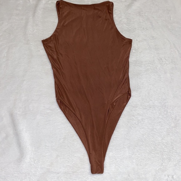 Slinky Racer Sleeveless Bodysuit - Picture 5 of 7